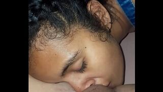 My stepsister sits on the bed while my girlfriend makes me finish by sucking my penis. It's a good experience, I recommend it.