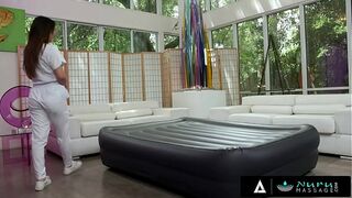 NURU MASSAGE - Perfect Masseuse Nicole Doshi Melts Away Worries With A Hot Massage SPANISH SUBTITLES