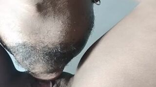 La esposa de mi mejor amigo viene a mi casa a recibir una buena dosis de sexo oral, queda bien mojad